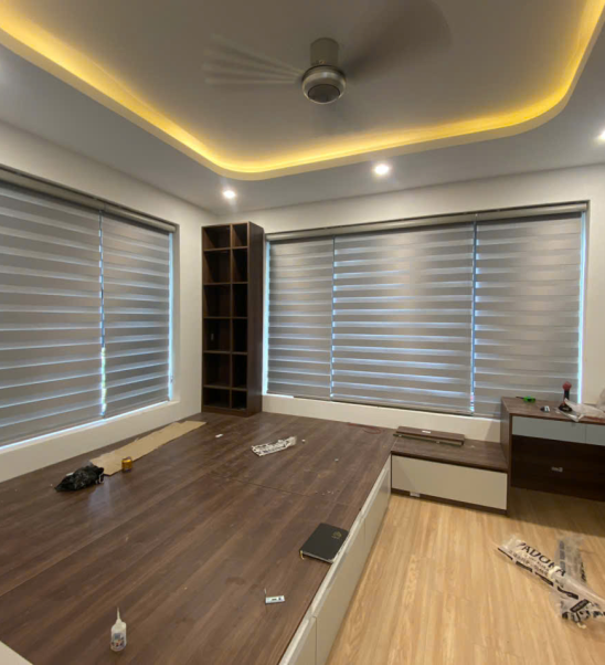 So sánh rèm cầu vồng và rèm cuốn